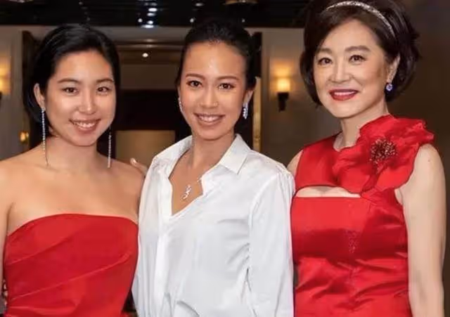 林青霞決定把名牌衣物捐出，而有30年歷史的褲子，卻是她最珍貴的「珍藏寶貝」