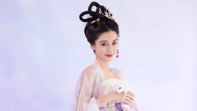 Angelababy場邊搭話Jessica　手機掃碼加好友全被拍