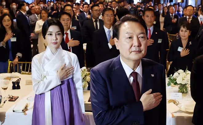 韓國第一夫人在美國穿韓服亮相!罕見盤起頭髮更驚艷,真是太嫩了