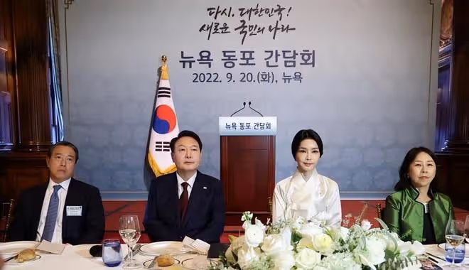 韓國第一夫人在美國穿韓服亮相!罕見盤起頭髮更驚艷,真是太嫩了