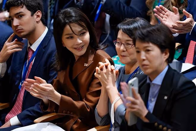 韓國第一夫人在美國穿韓服亮相!罕見盤起頭髮更驚艷,真是太嫩了
