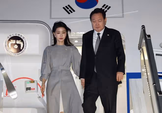 韓國第一夫人在美國穿韓服亮相!罕見盤起頭髮更驚艷,真是太嫩了
