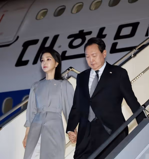 韓國第一夫人在美國穿韓服亮相!罕見盤起頭髮更驚艷,真是太嫩了
