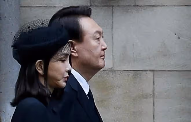 韓國第一夫人在美國穿韓服亮相！罕見盤起頭髮更驚艷，真是太嫩了