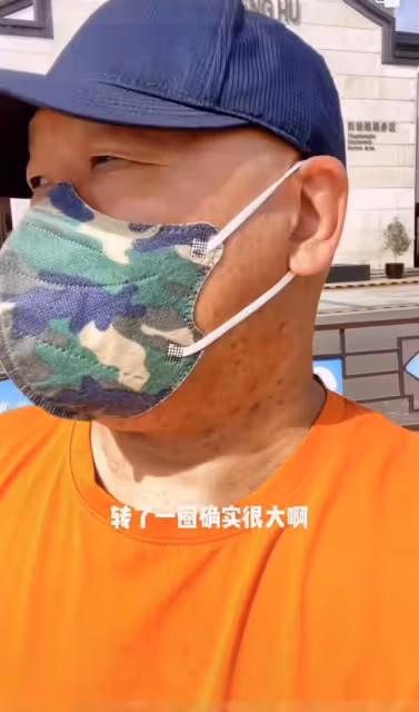 謝東攜全家出遊無人識,頸部皮膚病惹爭議,與小55歲幼子似爺孫