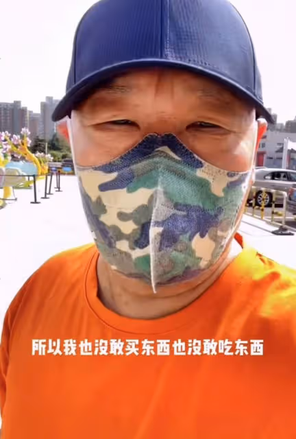 謝東攜全家出遊無人識,頸部皮膚病惹爭議,與小55歲幼子似爺孫
