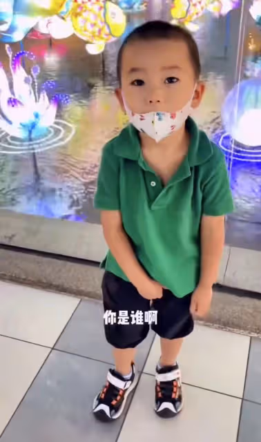 謝東攜全家出遊無人識,頸部皮膚病惹爭議,與小55歲幼子似爺孫