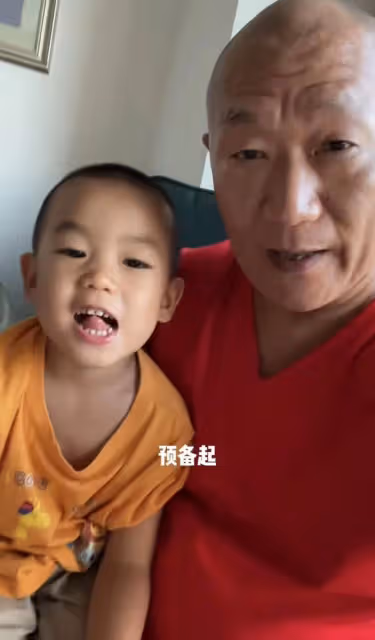 謝東攜全家出遊無人識，頸部皮膚病惹爭議，與小55歲幼子似爺孫