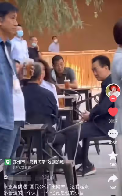 67歲王健林和女導演聚會!穿著樸素暴瘦明顯,身旁站一圈便服保鏢