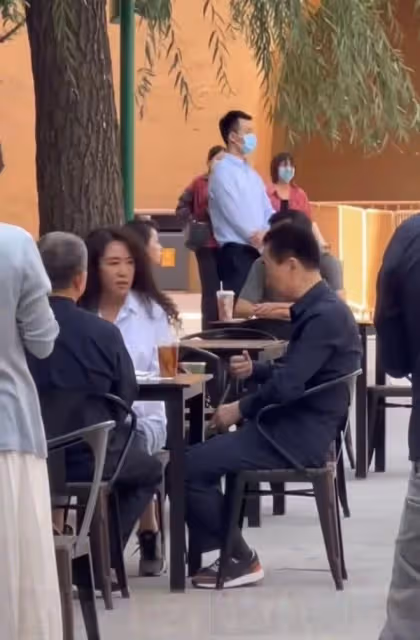 67歲王健林和女導演聚會!穿著樸素暴瘦明顯,身旁站一圈便服保鏢