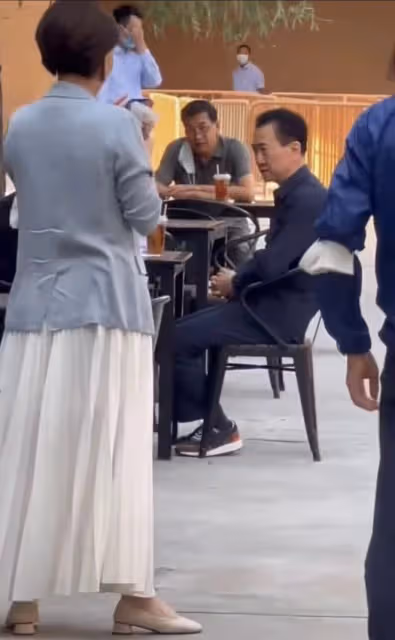 67歲王健林和女導演聚會!穿著樸素暴瘦明顯,身旁站一圈便服保鏢