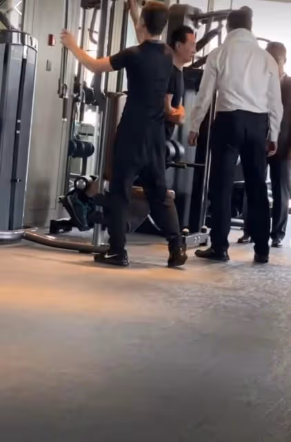 67歲王健林和女導演聚會!穿著樸素暴瘦明顯,身旁站一圈便服保鏢