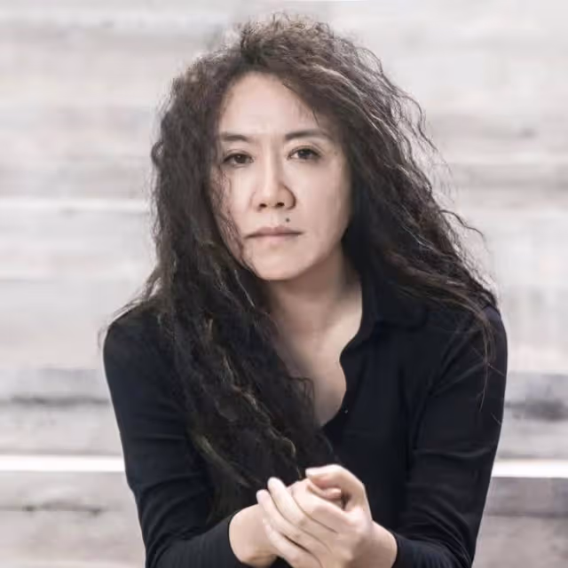 67歲王健林和女導演聚會!穿著樸素暴瘦明顯,身旁站一圈便服保鏢