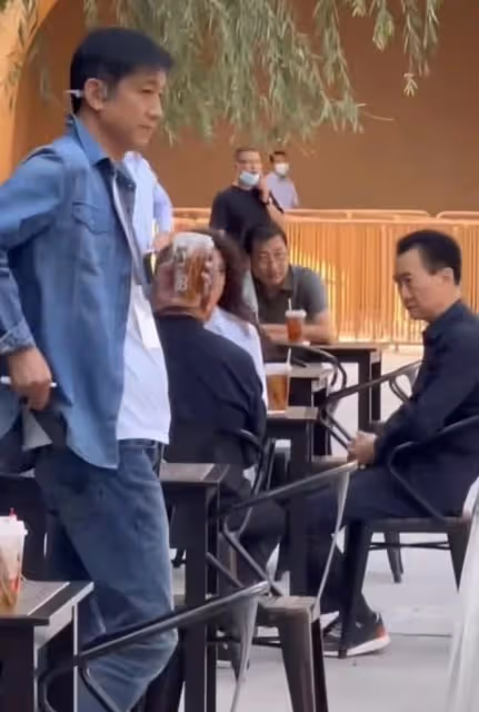 67歲王健林和女導演聚會!穿著樸素暴瘦明顯,身旁站一圈便服保鏢