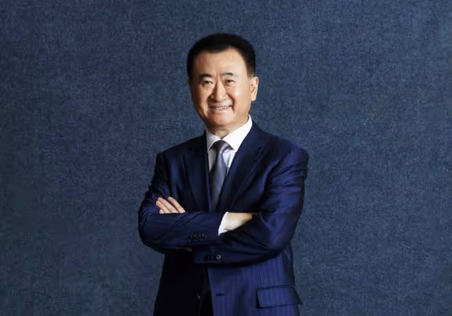 67歲王健林和女導演聚會!穿著樸素暴瘦明顯,身旁站一圈便服保鏢