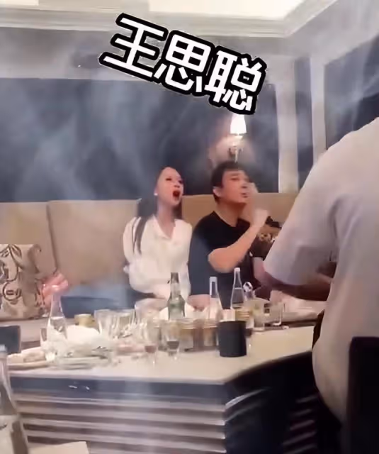 67歲王健林和女導演聚會!穿著樸素暴瘦明顯,身旁站一圈便服保鏢