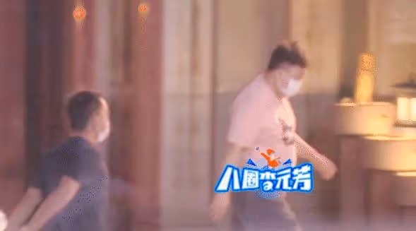 67歲王晶深夜陪美女吃飯!護送對方做核酸,女方高挑纖細長腿矚目