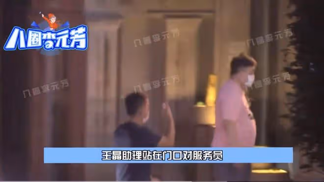 67歲王晶深夜陪美女吃飯!護送對方做核酸,女方高挑纖細長腿矚目