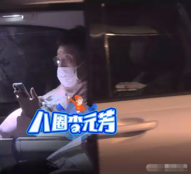 67歲王晶深夜陪美女吃飯!護送對方做核酸,女方高挑纖細長腿矚目