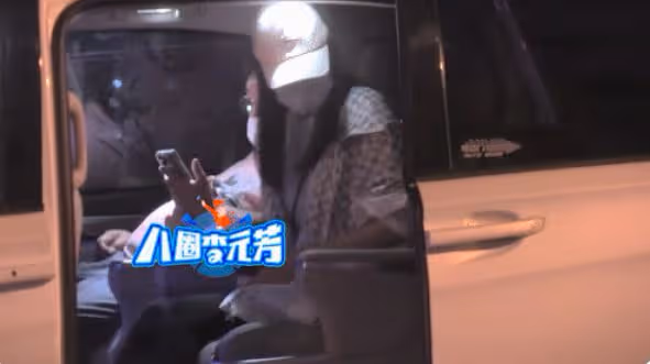 67歲王晶深夜陪美女吃飯!護送對方做核酸,女方高挑纖細長腿矚目