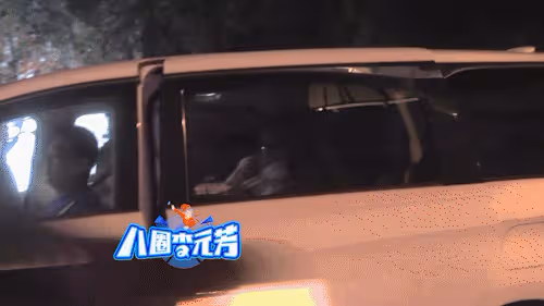 67歲王晶深夜陪美女吃飯!護送對方做核酸,女方高挑纖細長腿矚目