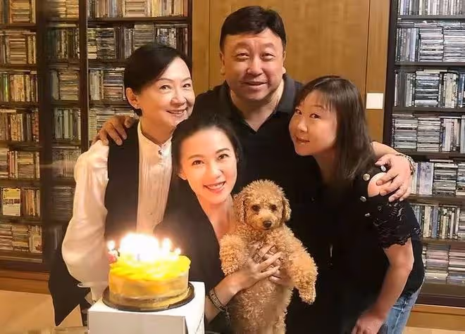 67歲王晶深夜陪美女吃飯!護送對方做核酸,女方高挑纖細長腿矚目