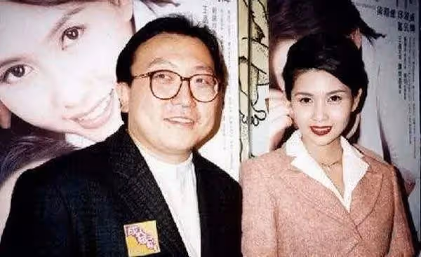 67歲王晶深夜陪美女吃飯!護送對方做核酸,女方高挑纖細長腿矚目
