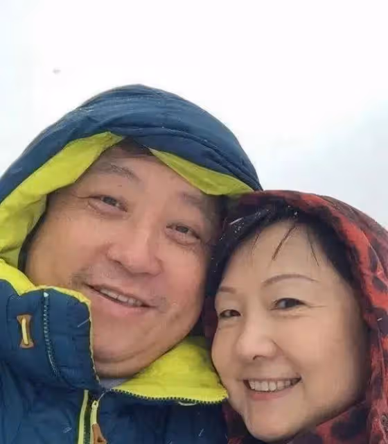 67歲王晶深夜陪美女吃飯!護送對方做核酸,女方高挑纖細長腿矚目