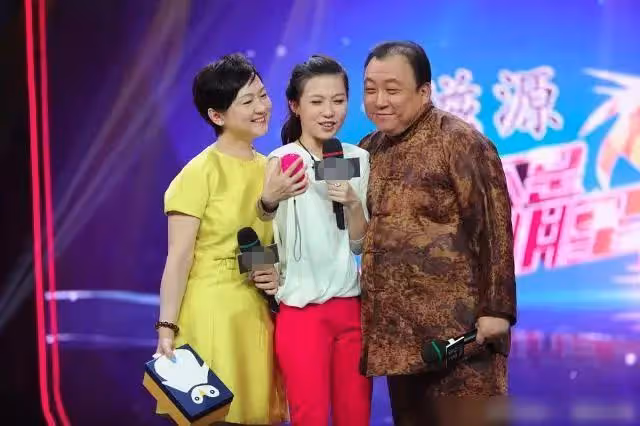 67歲王晶深夜陪美女吃飯!護送對方做核酸,女方高挑纖細長腿矚目