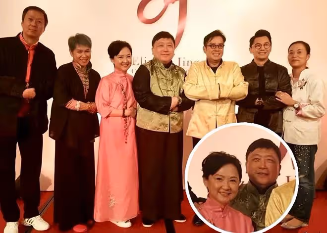 67歲王晶深夜陪美女吃飯!護送對方做核酸,女方高挑纖細長腿矚目