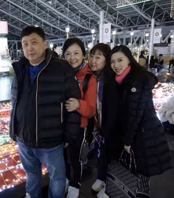 67歲王晶深夜陪美女吃飯!護送對方做核酸,女方高挑纖細長腿矚目
