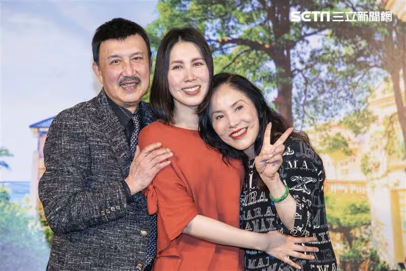 余苑綺走後1個月!李亞萍「塔位前悼念愛女」背影落寞 余祥銓吐近況「淚喊沒讓姐失望」