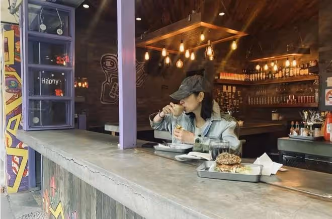 朱亞文嬌妻給閨蜜慶生,穿8年前超短裙顯簡樸,一雙美腿瘦成杆