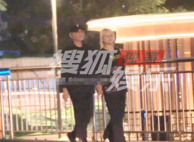 72歲徐克與女友同框,女方一頭金髮素顏露面,兩人牽手太甜蜜