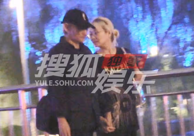72歲徐克與女友同框,女方一頭金髮素顏露面,兩人牽手太甜蜜