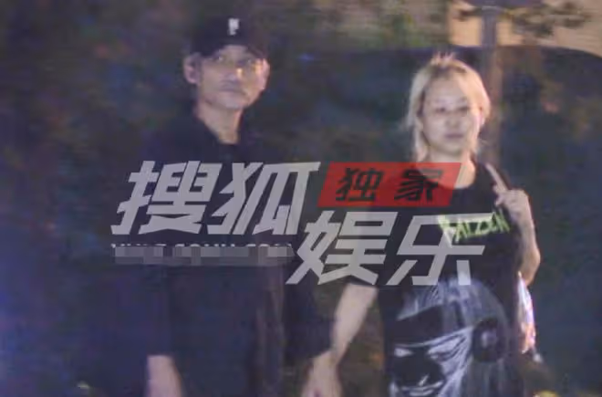 72歲徐克與女友同框,女方一頭金髮素顏露面,兩人牽手太甜蜜