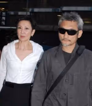 72歲徐克與女友同框,女方一頭金髮素顏露面,兩人牽手太甜蜜