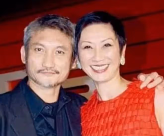 72歲徐克與女友同框,女方一頭金髮素顏露面,兩人牽手太甜蜜