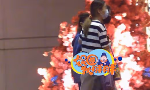 28歲女星喝到爛醉,頭髮凌亂靠兩人攙扶,曾與頂流街邊纏綿擁吻