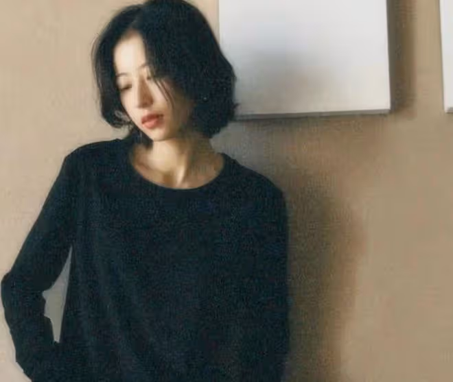 28歲女星喝到爛醉,頭髮凌亂靠兩人攙扶,曾與頂流街邊纏綿擁吻