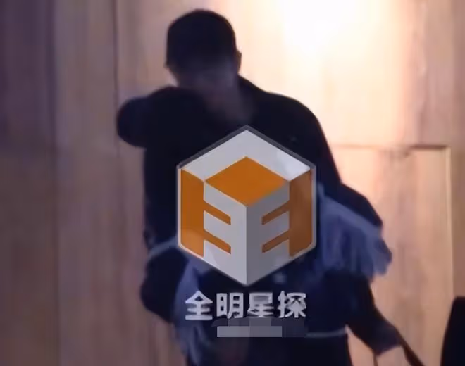 28歲女星喝到爛醉,頭髮凌亂靠兩人攙扶,曾與頂流街邊纏綿擁吻