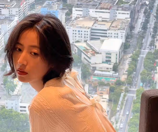 28歲女星喝到爛醉,頭髮凌亂靠兩人攙扶,曾與頂流街邊纏綿擁吻