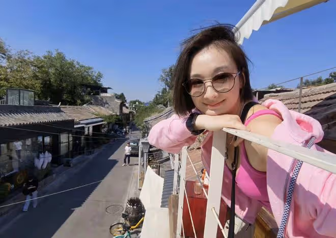 收視女王素顏出遊無人識！穿背心白皙豐腴，背百元包去人均49元店