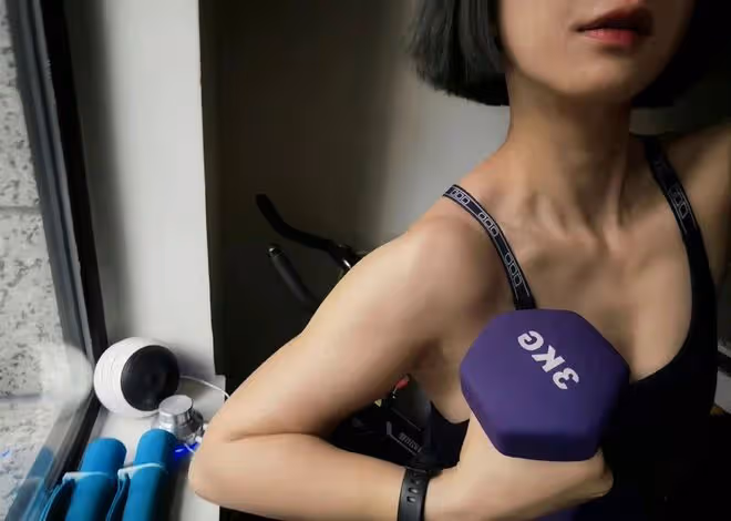 收視女王素顏出遊無人識！穿背心白皙豐腴，背百元包去人均49元店