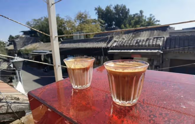 收視女王素顏出遊無人識!穿背心白皙豐腴,背百元包去人均49元店