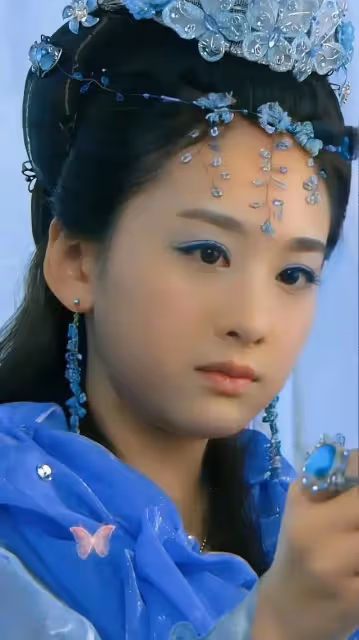 收視女王素顏出遊無人識!穿背心白皙豐腴,背百元包去人均49元店