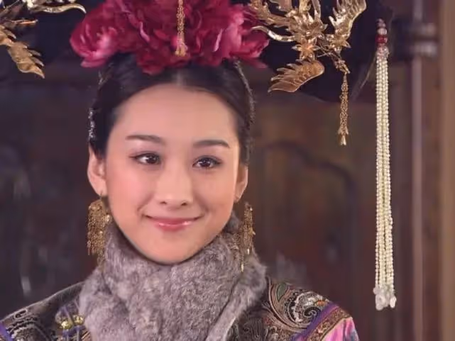 收視女王素顏出遊無人識!穿背心白皙豐腴,背百元包去人均49元店