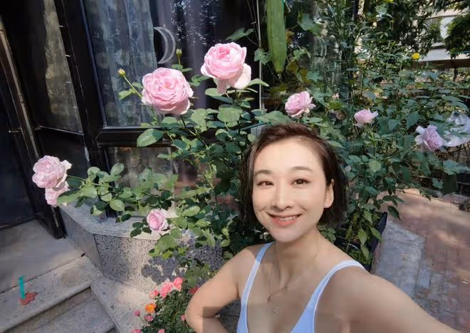 收視女王素顏出遊無人識!穿背心白皙豐腴,背百元包去人均49元店