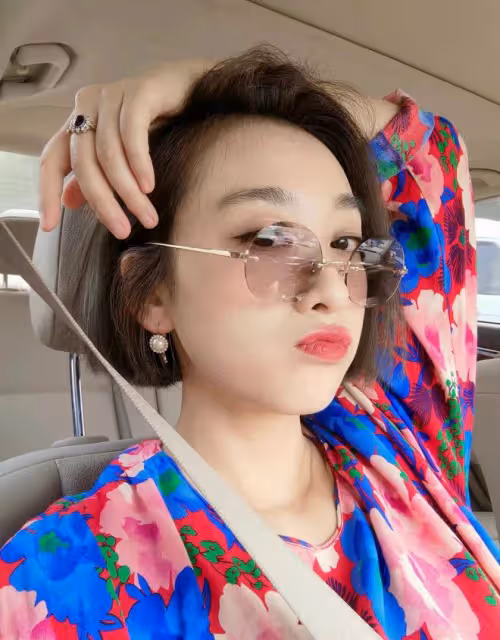 收視女王素顏出遊無人識!穿背心白皙豐腴,背百元包去人均49元店
