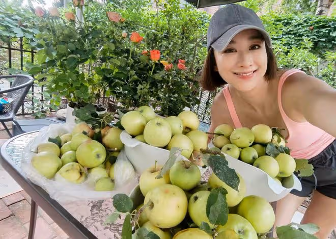 收視女王素顏出遊無人識!穿背心白皙豐腴,背百元包去人均49元店